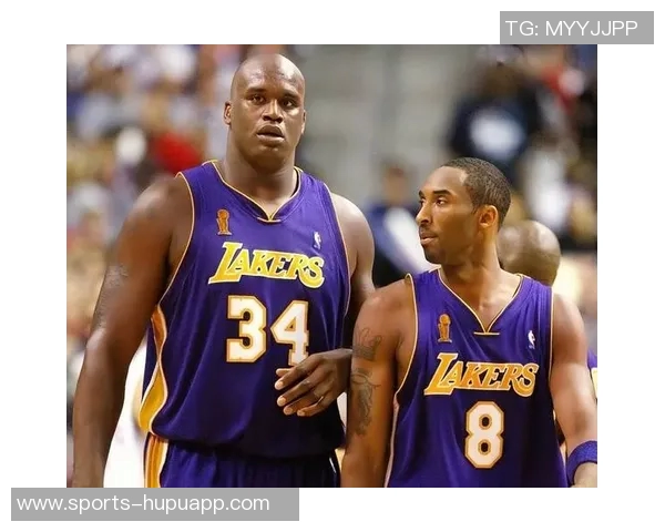 谢里夫奥尼尔特意前来致敬科比叔叔与雕像合影留念 谢里夫奥尼尔特意前来致敬科比叔叔与雕像合影留念